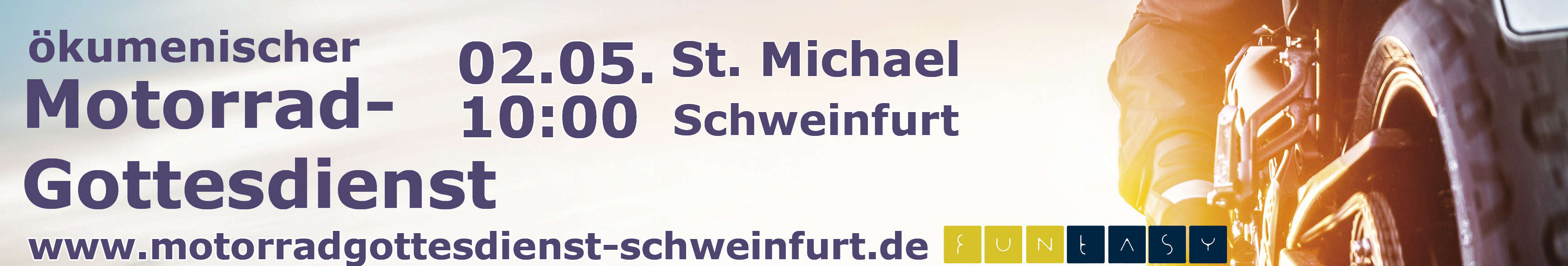 Ein Motorrad von hinten, das in die Weite fährt.
