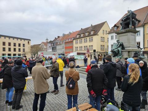 Demonstration am Rückert-Denkmal Schweinfurt. Im Hintergrund steht die Wagenkirche mit einem Banner "Churches for future" auf dem Dach.