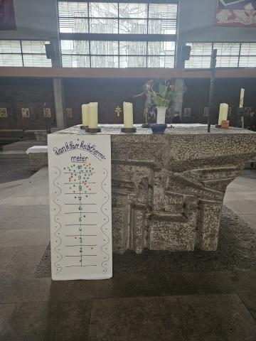 Das "Dankbarkeitsthermometer" lehnt am Altar in St. Michael Schweinfurt