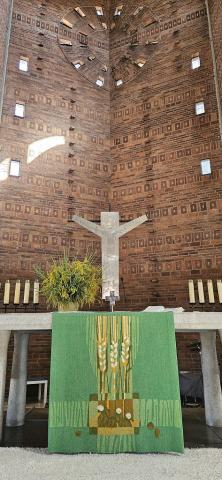 Altar der Auferstehungskirche mit einem außergewöhnlichen Kreuz, dessen Arme nach oben gerichtet sind
