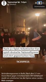 Ein Screenshot aus einem Video. Mehre Menschen mit schottischen und deutschen Fahnen versammeln sich im Halbdunkel. Text: Tagesspiegel. Nach 5:1 Sieg: Schottischer Fan spielt deutsche Nationalhymne und ehrt deutschen Sieg