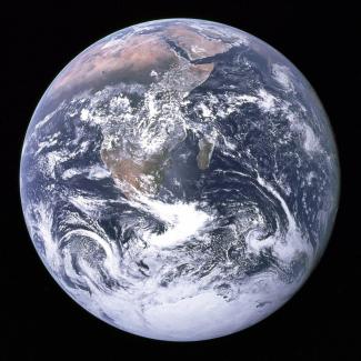  „Blue Marble“, die während des Fluges von Apollo 17 zum Mond am 7. Dezember 1972 entstandene Fotoaufnahme von der Erde