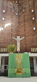 Altar der Auferstehungskirche mit einem außergewöhnlichen Kreuz, dessen Arme nach oben gerichtet sind