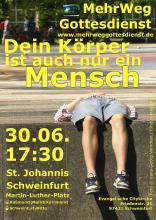 Ein einzelner Mensch hat sich für eine kleine Verschnaufpause in die Sonne gelegt, Kirchentag 2005 in Hannover.